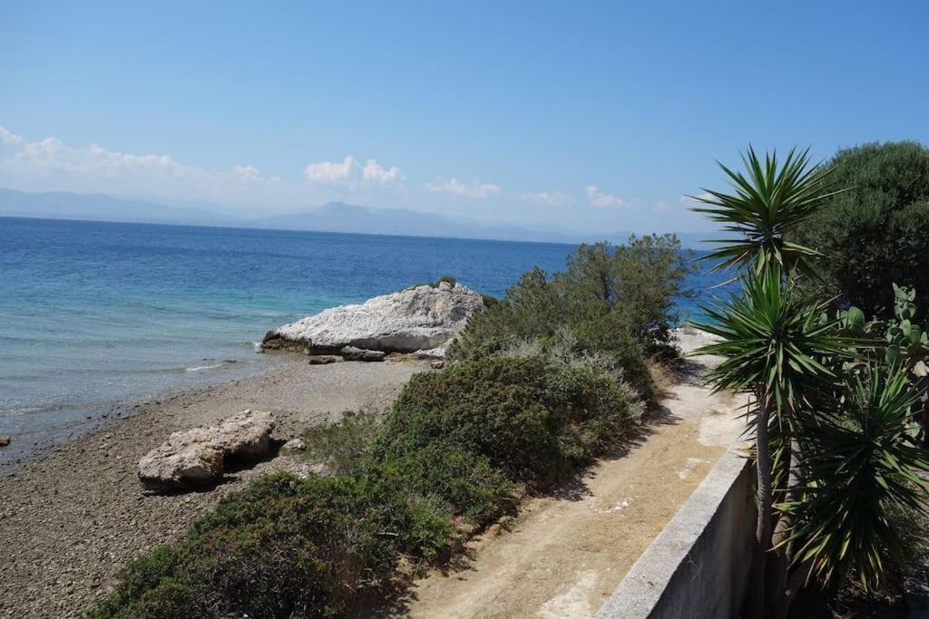 House By The Sea At Skaloma, Loutraki Villa Vuliagménisz-tó Kültér fotó
