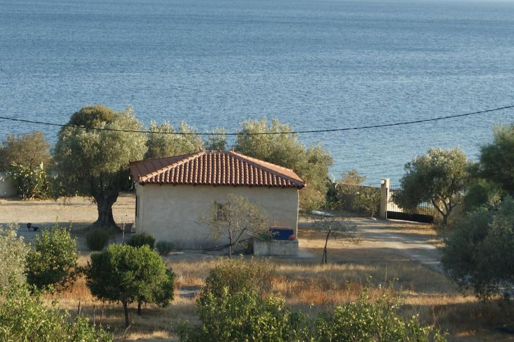 House By The Sea At Skaloma, Loutraki Villa Vuliagménisz-tó Kültér fotó