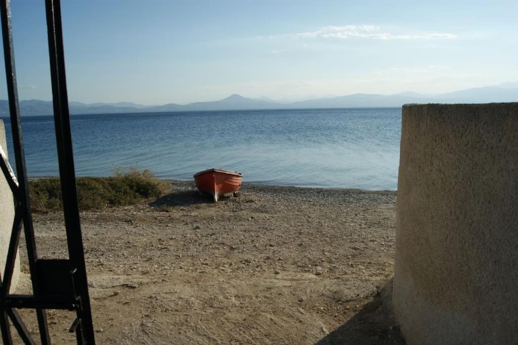 House By The Sea At Skaloma, Loutraki Villa Vuliagménisz-tó Kültér fotó