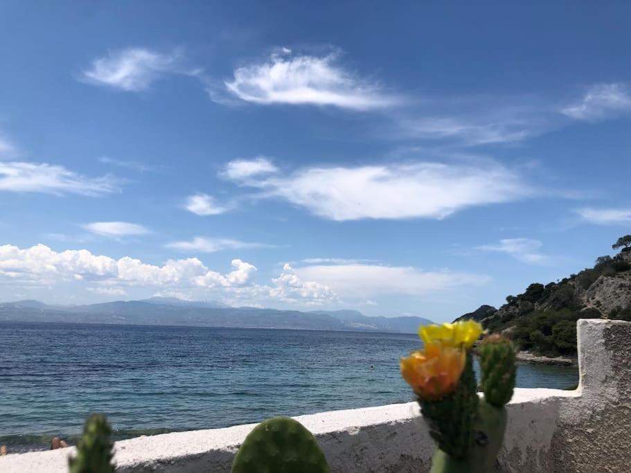 House By The Sea At Skaloma, Loutraki Villa Vuliagménisz-tó Kültér fotó