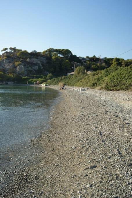 House By The Sea At Skaloma, Loutraki Villa Vuliagménisz-tó Kültér fotó