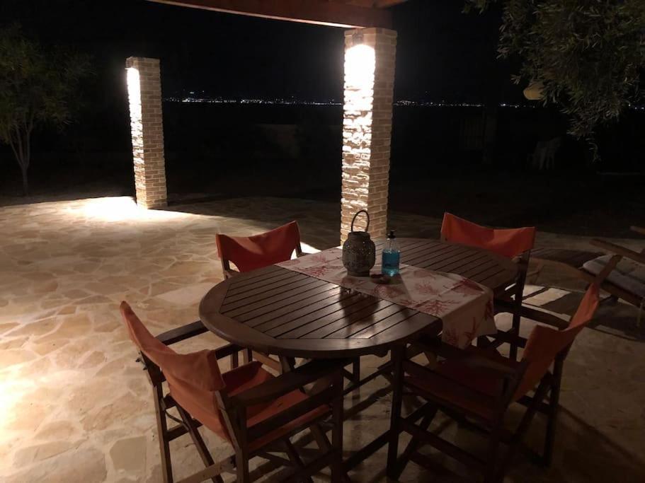 House By The Sea At Skaloma, Loutraki Villa Vuliagménisz-tó Kültér fotó